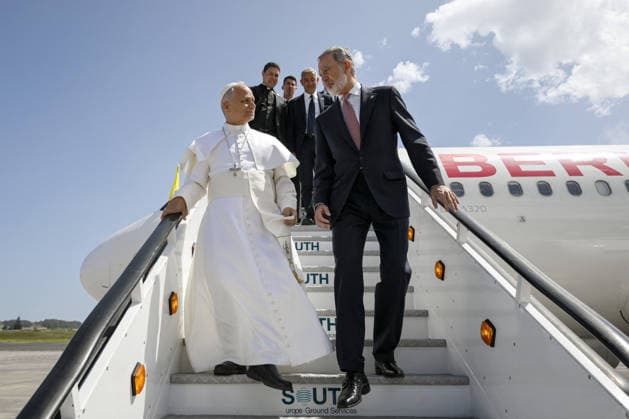Technical Problem On Pope Leo XIV’s plane - Canary Islands A technical problem occurred on the papal flight and King Felipe VI boarded and escorted Pope Leo XIV back to the VIP lounge at Tenerife International Airport, Canary Islands on June 12, 2026 on the last day of the pastoral visit to Spain. The papal flight carrying Leo XIV back to Rome from Tenerife was about to begin takeoff when an announcement from the captain explained the situation to those on board, and a few minutes later, king Felipe himself, who had just bid farewell to Leo XIV, boarded the plane to invite the pontiff to disembark and wait in the VIP lounge at the Tenerife air base for the problem to be resolved. In an announcement after Leo XIV had left the plane, the capt  Copyright: xABACAx