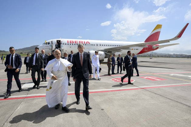 Technical Problem On Pope Leo XIV’s plane - Canary Islands A technical problem occurred on the papal flight and King Felipe VI boarded and escorted Pope Leo XIV back to the VIP lounge at Tenerife International Airport, Canary Islands on June 12, 2026 on the last day of the pastoral visit to Spain. The papal flight carrying Leo XIV back to Rome from Tenerife was about to begin takeoff when an announcement from the captain explained the situation to those on board, and a few minutes later, king Felipe himself, who had just bid farewell to Leo XIV, boarded the plane to invite the pontiff to disembark and wait in the VIP lounge at the Tenerife air base for the problem to be resolved. In an announcement after Leo XIV had left the plane, the capt  Copyright: xABACAx