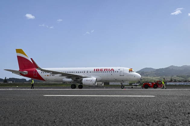 Technical Problem On Pope Leo XIV’s plane - Canary Islands A technical problem occurred on the papal flight and King Felipe VI boarded and escorted Pope Leo XIV back to the VIP lounge at Tenerife International Airport, Canary Islands on June 12, 2026 on the last day of the pastoral visit to Spain. The papal flight carrying Leo XIV back to Rome from Tenerife was about to begin takeoff when an announcement from the captain explained the situation to those on board, and a few minutes later, king Felipe himself, who had just bid farewell to Leo XIV, boarded the plane to invite the pontiff to disembark and wait in the VIP lounge at the Tenerife air base for the problem to be resolved. In an announcement after Leo XIV had left the plane, the capt  Copyright: xABACAx