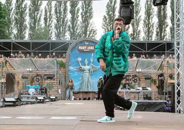 12.06.2026, xlakx, Entertainment, Mary Jane Berlin 2026 v.l. Der Rapper Marteria auf der Cannabis-Messe Mary Jane Berlin. Die Veranstaltung präsentiert Aussteller aus den Bereichen Cannabis, Medizin, Lifestyle und Hanfprodukte. Berlin *** 12 06 2026, xlakx, Entertainment, Mary Jane Berlin 2026 v l Rapper Marteria at the Mary Jane Berlin cannabis trade fair The event presents exhibitors from the cannabis, medicine, lifestyle and hemp product sectors Berlin Daniel Lakomski