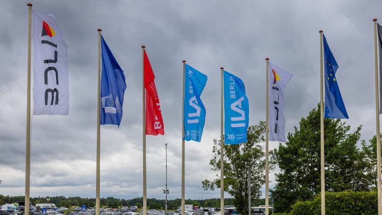 Fachbesuchertag auf ILA Berlin 2026, Berlin, 12.06.2026 Mehrere Fahnenmasten mit ILA-Berlin-Flaggen sowie einer Fahne der Europäischen Kommission und der EU-Flagge im Wind. Die Flaggen tragen den Schriftzug ILA Berlin und den Slogan Pioneering Aerospace . Schöneberg Berlin ExpoCenter Airport Brandenburg Deutschland *** Trade visitor day at ILA Berlin 2026, Berlin, 12 06 2026 Several flagpoles with ILA Berlin flags as well as a flag of the European Commission and the EU flag in the wind The flags bear the lettering ILA Berlin and the slogan Pioneering Aerospace Schöneberg Berlin ExpoCenter Airport Brandenburg Germany 20260612-286A0028-M4000