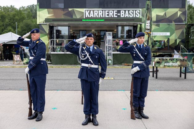 Fachbesuchertag auf ILA Berlin 2026, Berlin, 12.06.2026 Drei Soldaten der Luftwaffe in Ausgehuniform salutieren vor dem Karriere-Basis-Stand der Bundeswehr. Demonstration des Wachbataillons im Rahmen eines Messeauftritts der Bundeswehr. Schöneberg Berlin ExpoCenter Airport Brandenburg Deutschland *** Trade visitor day at ILA Berlin 2026, Berlin, 12 06 2026 Three air force soldiers in dress uniform salute in front of the Bundeswehr career base stand Demonstration of the guard battalion as part of a Bundeswehr trade fair appearance Schöneberg Berlin ExpoCenter Airport Brandenburg Germany 20260612-286A9948-M4000