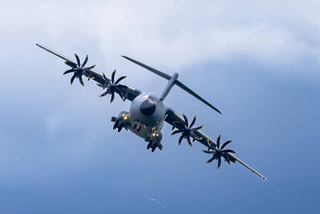 Fachbesuchertag auf ILA Berlin 2026, Berlin, 12.06.2026 Ein Airbus A400M Militärtransporter im Flug mit ausgefahrenem Fahrwerk und laufenden Propellertriebwerken. Die Maschine ist in militärischer Tarnlackierung gehalten und vor bewölktem Himmel aufgenommen. Schöneberg Berlin ExpoCenter Airport Brandenburg Deutschland *** Trade visitor day at ILA Berlin 2026, Berlin, 12 06 2026 An Airbus A400M military transporter in flight with landing gear extended and propeller engines running The aircraft is painted in military camouflage and photographed against a cloudy sky Schöneberg Berlin ExpoCenter Airport Brandenburg Germany 20260612-1V9A1348-M4000