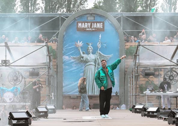12.06.2026, xlakx, Entertainment, Mary Jane Berlin 2026 v.l. Der Rapper Marteria auf der Cannabis-Messe Mary Jane Berlin. Die Veranstaltung präsentiert Aussteller aus den Bereichen Cannabis, Medizin, Lifestyle und Hanfprodukte. Berlin *** 12 06 2026, xlakx, Entertainment, Mary Jane Berlin 2026 v l Rapper Marteria at the Mary Jane Berlin cannabis trade fair The event presents exhibitors from the cannabis, medicine, lifestyle and hemp product sectors Berlin Daniel Lakomski