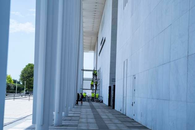 June 12, 2026, Washington, District Of Columbia, USA: Workers prepare to remove the name of United States President Donald J Trump from the facade of the John F. Kennedy Memorial Center for the Performing Arts in Washington, DC, USA, after a federal judge ordered that President Trump s name be removed from the building on Friday, June 12, 2026 Washington USA  - ZUMAs152 20260612_faa_s152_007 Copyright: xAndrewxThomasx