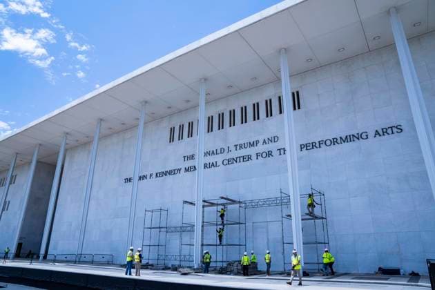 June 12, 2026, Washington, District Of Columbia, USA: Workers prepare to remove the name of United States President Donald J Trump from the facade of the John F. Kennedy Memorial Center for the Performing Arts in Washington, DC, USA, after a federal judge ordered that President Trump s name be removed from the building on Friday, June 12, 2026 Washington USA - ZUMAs152 20260612_faa_s152_008 Copyright: xAndrewxThomasx