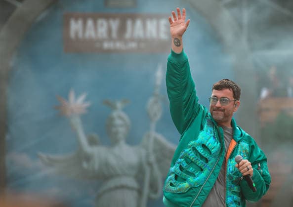 12.06.2026, xlakx, Entertainment, Mary Jane Berlin 2026 v.l. Der Rapper Marteria auf der Cannabis-Messe Mary Jane Berlin. Die Veranstaltung präsentiert Aussteller aus den Bereichen Cannabis, Medizin, Lifestyle und Hanfprodukte. Berlin *** 12 06 2026, xlakx, Entertainment, Mary Jane Berlin 2026 v l Rapper Marteria at the Mary Jane Berlin cannabis trade fair The event presents exhibitors from the cannabis, medicine, lifestyle and hemp product sectors Berlin Daniel Lakomski