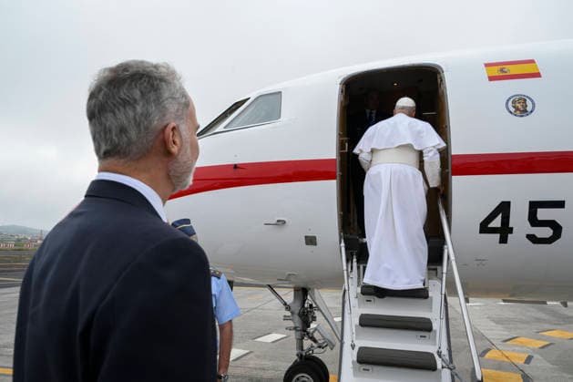 SPAIN - POPE LEO XIV EMBARKS A NEW AIRCRAF OFFERED BY SPANISH KING FELIPE VI - 2026 6 12 Spain, Vatican, 2026 6 12 Pope Leo XIV embarks a new aircraft offered by Spanish King Felipe VI after his first plane s takeoff was delayed due to an incident at Los Rodeos International Airport on the Canary Island of Tenerife . Pope Leo XIV will return to Rome from the Canary Islands today on a plane offered by Spanish King Felipe VI after his orginal aircraft suffered a technical glitch, the Vatican said. The flight is scheduled to depart Tenerife at 6 pm (1700 GMT) and arrive in Rome at around 11 pm, it said in a statement. EDITORIAL USE ONLY - NO BOOKS Copyright: xVATICANxMEDIA CPPx