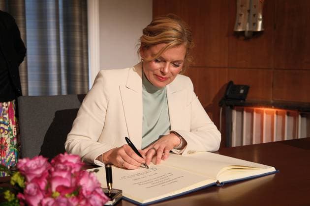 12.06.2026 xkhx Rathaus der Stadt Kassel Publizist Harald Martenstein erhält den Deutschen Sprachpreis 2026 für meisterhafte Kommentierung und zeitgemäßes, teils sarkastisches Deutsch Bild zeigt Julia Klöckner Präsidentin des Deutschen Bundestages beim Eintrag in das goldene Buch der Stadt Kassel *** 12 06 2026 xkhx Kassel City Hall Publicist Harald Martenstein receives the German Language Award 2026 for masterful commentary and contemporary, sometimes sarcastic German Picture shows Julia Klöckner President of the German Bundestag signing the Golden Book of the City of Kassel KH
