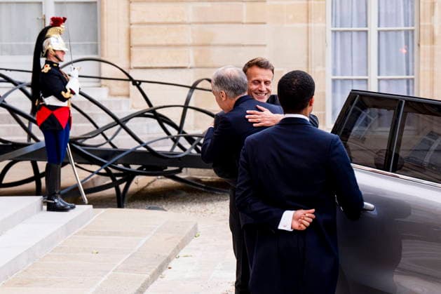 June 12, 2026, Paris, France: Prime Minister Mark Carney, front, is greeted by French President Emmanuel Macron at the Palais de löÄÃ Elysee in Paris, on Friday, June 12, 2026. Paris France  - ZUMAc35_ 20260612_zaf_c35_077 Copyright: xChristopherxKatsarovx
