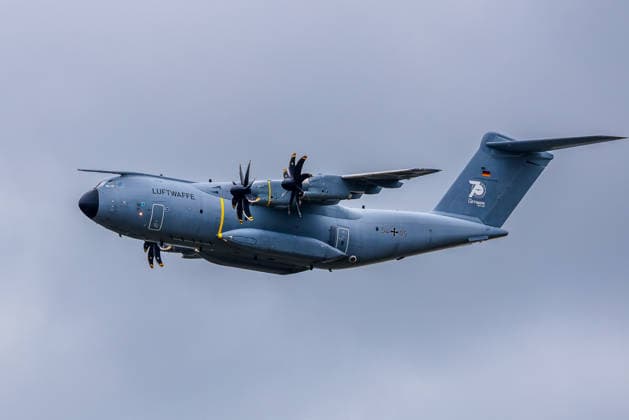 Fachbesuchertag auf ILA Berlin 2026, Berlin, 12.06.2026 Ein Airbus A400M des militärischen Lufttransports der Deutschen Luftwaffe im Flug. Die Maschine trägt die Kennung 54+05 sowie ein Sonderlackierungslogo zum 70-jährigen Jubiläum der Luftwaffe am Seitenleitwerk. Schöneberg Berlin ExpoCenter Airport Brandenburg Deutschland *** Trade visitor day at ILA Berlin 2026, Berlin, 12 06 2026 An Airbus A400M of the military air transport of the German Air Force in flight The aircraft bears the identification 54 05 as well as a special paint logo for the 70th anniversary of the German Air Force on the vertical tail Schöneberg Berlin ExpoCenter Airport Brandenburg Germany 20260612-1V9A1384-M4000