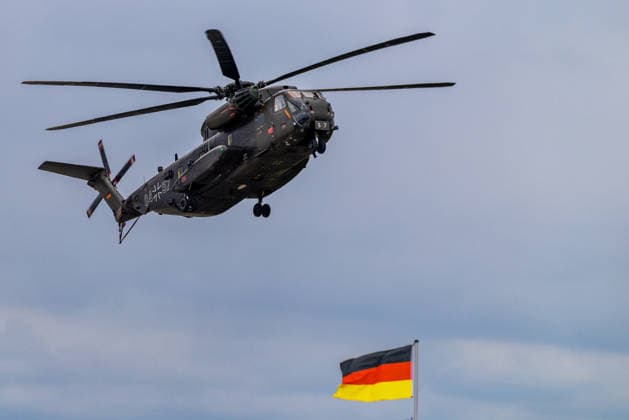 Fachbesuchertag auf ILA Berlin 2026, Berlin, 12.06.2026 Ein Sikorsky CH-53 der Bundeswehr (Kennzeichen 84+57) im Tiefflug. Im Hintergrund ist eine Deutschlandfahne zu sehen. Schöneberg Berlin ExpoCenter Airport Brandenburg Deutschland *** Trade visitor day at ILA Berlin 2026, Berlin, 12 06 2026 A Sikorsky CH 53 of the German Armed Forces registration number 84 57 flying low A German flag can be seen in the background Schöneberg Berlin ExpoCenter Airport Brandenburg Germany 20260612-1V9A1586-M4000
