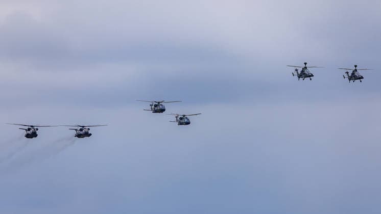 Fachbesuchertag auf ILA Berlin 2026, Berlin, 12.06.2026 Sechs Militärhubschrauber fliegen in Formation durch bedeckten Himmel. Erkennbar sind sowohl Transporthubschrauber vom Typ NH90 als auch Kampfhubschrauber vom Typ Eurocopter Tiger in Tarnlackierung. Schöneberg Berlin ExpoCenter Airport Brandenburg Deutschland *** Trade visitor day at ILA Berlin 2026, Berlin, 12 06 2026 Six military helicopters flying in formation through overcast skies Both NH90 transport helicopters and Eurocopter Tiger combat helicopters in camouflage livery can be seen Schöneberg Berlin ExpoCenter Airport Brandenburg Germany 20260612-1V9A1623-M4000