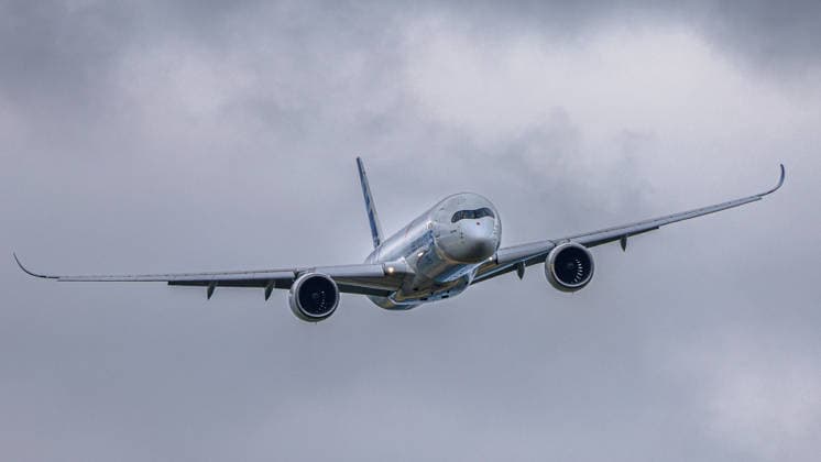 Fachbesuchertag auf ILA Berlin 2026, Berlin, 12.06.2026 Ein Airbus A350-1000 in der Airbus-Hauslivree ist im Steigflug vor bewölktem Himmel zu sehen. Die Maschine trägt das charakteristische Carbon-Finish des Herstellers. Schöneberg Berlin ExpoCenter Airport Brandenburg Deutschland *** Trade visitor day at ILA Berlin 2026, Berlin, 12 06 2026 An Airbus A350 1000 in the Airbus house livery can be seen climbing against a cloudy sky The aircraft wears the characteristic carbon finish of the manufacturer Schöneberg Berlin ExpoCenter Airport Brandenburg Germany 20260612-1V9A1744-M4000