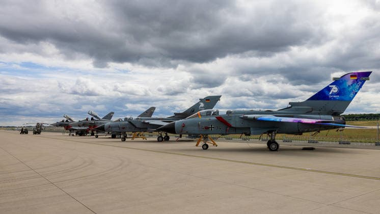 Fachbesuchertag auf ILA Berlin 2026, Berlin, 12.06.2026 Zwei Panavia Tornado der deutschen Luftwaffe stehen auf dem Vorfeld, darunter eine Maschine mit Sonderlackierung zum 70-jährigen Jubiläum der Luftwaffe (1956-2026). Im Hintergrund sind zwei spanische Eurofighter aufgereiht. Schöneberg Berlin ExpoCenter Airport Brandenburg Deutschland *** Trade visitor day at ILA Berlin 2026, Berlin, 12 06 2026 Two Panavia Tornado of the German Air Force stand on the apron, including an aircraft with special livery for the 70th anniversary of the Luftwaffe 1956 2026 Two Spanish Eurofighters are lined up in the background Schöneberg Berlin ExpoCenter Airport Brandenburg Germany 20260612-286A9646-M4000