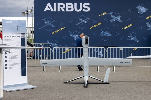 Fachbesuchertag auf ILA Berlin 2026, Berlin, 12.06.2026 Airbus zeigt auf einer Luftfahrtmesse das unbemannte Luftfahrzeug U030 Flexrotor, ein Land- und See-gestütztes expeditionaeres UAS. Das Modell ist auf dem Aussengelaende vor einer grossformatigen Airbus-Messewand ausgestellt, die Themen wie Autonomy, Teaming und C-UAS traegt. Schöneberg Berlin ExpoCenter Airport Brandenburg Deutschland *** Trade visitor day at ILA Berlin 2026, Berlin, 12 06 2026 Airbus presents the unmanned aerial vehicle U030 Flexrotor, a land and sea-based expeditionary UAS, at an aviation trade fair The model is exhibited on the outdoor area in front of a large-format Airbus exhibition wall, which carries themes such as Autonomy, Teaming and C UAS Schöneberg Berli 20260612-286A9702-M4000
