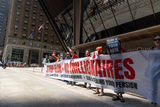 June 12, 2026, New York, New York, USA: A coalition of organizations rally outside JP Morgan Chase headquarters in Midtown Manhattan to disrupt Chase CEO J. Dimon s party celebrating E. Musk s launch of SpaceX s IPO on the Nasdaq Stock Exchange and Musk s net worth as a trillionaire. People hold a banner that reads STOP ELON NO TRILLIONAIRES ELON IS STEALING YOUR 401K ELON IS STEALING YOUR RETIREMENT ELON IS STEALING YOUR PENSION. Organizers denounce working people having SpaceX forced into their 401ks and pensions and the emergence of trillionaire-level wealth in the United States while millions of people face housing insecurity, medical debt, and low wages. New York USA - ZUMAr174 20260612_znp_r174_004 Copyright: xGinaxMxRandazzox