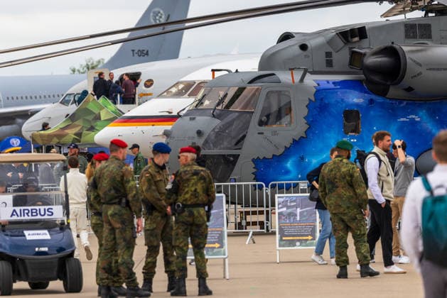 Fachbesuchertag auf ILA Berlin 2026, Berlin, 12.06.2026 Bundeswehrsoldaten und Fachbesucher vor einem Hubschrauber mit auffaelliger blauer Sonderlackierung auf dem Aussengelaende der ILA Berlin 2026. Im Hintergrund ist ein Transportflugzeug mit deutschem Hoheitszeichen sowie ein Airbus-Fahrzeug zu sehen. Schöneberg Berlin ExpoCenter Airport Brandenburg Deutschland *** Trade visitor day at ILA Berlin 2026, Berlin, 12 06 2026 Bundeswehr soldiers and trade visitors in front of a helicopter with striking blue special livery on the outdoor area of ILA Berlin 2026 In the background you can see a transport aircraft with German national emblem and an Airbus vehicle Schöneberg Berlin ExpoCenter Airport Brandenburg Germany 20260612-1V9A1914-M4000