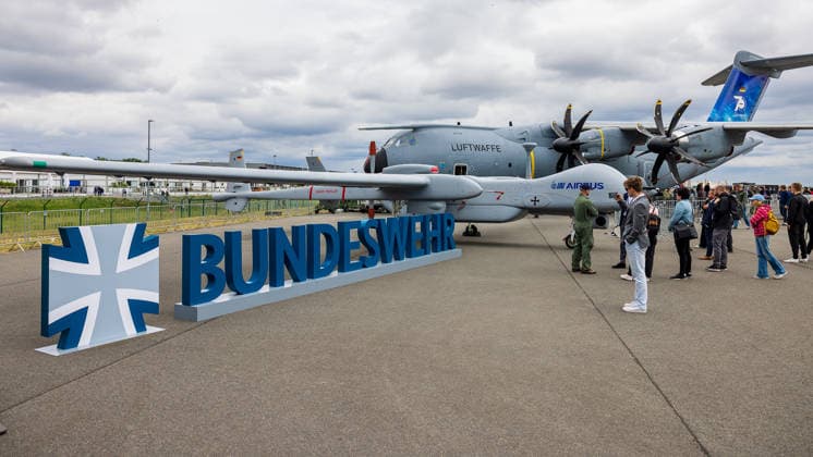 Fachbesuchertag auf ILA Berlin 2026, Berlin, 12.06.2026 Bundeswehr-Stand auf der ILA Berlin 2026: Im Vordergrund das markante Bundeswehr-Logo, dahinter ein Airbus A400M der Luftwaffe sowie eine unbemannte Drohne von IAI Airbus. Besucher besichtigen die Exponate auf dem Freigelaende. Schöneberg Berlin ExpoCenter Airport Brandenburg Deutschland *** Trade visitor day at ILA Berlin 2026, Berlin, 12 06 2026 Bundeswehr stand at ILA Berlin 2026 In the foreground the striking Bundeswehr logo, behind it an Airbus A400M from the German Air Force and an unmanned drone from IAI Airbus Visitors view the exhibits at the Freigelaende Schöneberg Berlin ExpoCenter Airport Brandenburg Germany 20260612-286A9722-M4000