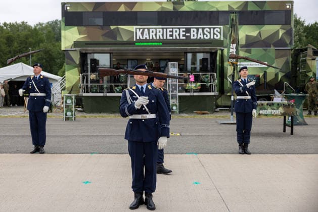 Fachbesuchertag auf ILA Berlin 2026, Berlin, 12.06.2026 Soldaten des Wachbataillons der Bundeswehr in Uniform der Luftwaffe zeigen eine Gewehrvorführung vor der Karriere-Basis des Bundeswehr-Karrierezentrums. Die Vorführung findet im Rahmen des Fachbesuchertags der ILA Berlin 2026 statt. Schöneberg Berlin ExpoCenter Airport Brandenburg Deutschland *** Trade Visitor Day at ILA Berlin 2026, Berlin, 12 06 2026 Soldiers of the Bundeswehr Guard Battalion in Air Force uniform show a rifle demonstration in front of the career base of the Bundeswehr Career Center The demonstration will take place as part of the Trade Visitor Day at ILA Berlin 2026 Schöneberg Berlin ExpoCenter Airport Brandenburg Germany 20260612-286A9889-M4000