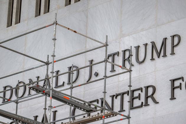 June 12, 2026, Washington, Disitrict Of Columbia, United States: Workers continue erecting scaffolding outside the John F. Kennedy Center for the Performing Arts in Washington, D.C., ahead of the planned removal of President Donald Trump s name from exterior signage. Washington United States - ZUMAk206 20260612_znp_k206_008 Copyright: xMattxKaminskyx