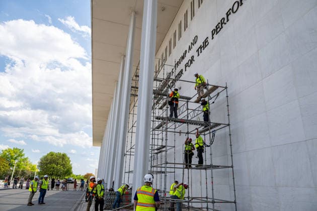 June 12, 2026, Washington, Disitrict Of Columbia, United States: Workers continue erecting scaffolding outside the John F. Kennedy Center for the Performing Arts in Washington, D.C., ahead of the planned removal of President Donald Trump s name from exterior signage. Washington United States  - ZUMAk206 20260612_znp_k206_009 Copyright: xMattxKaminskyx