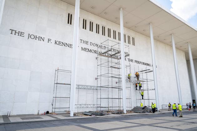 June 12, 2026, Washington, Disitrict Of Columbia, United States: Workers continue erecting scaffolding outside the John F. Kennedy Center for the Performing Arts in Washington, D.C., ahead of the planned removal of President Donald Trump s name from exterior signage. Washington United States  - ZUMAk206 20260612_znp_k206_014 Copyright: xMattxKaminskyx