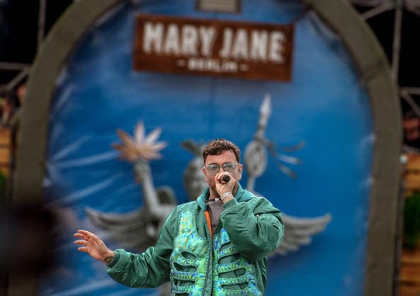 12.06.2026, xlakx, Entertainment, Mary Jane Berlin 2026 v.l. Der Rapper Marteria auf der Cannabis-Messe Mary Jane Berlin. Die Veranstaltung präsentiert Aussteller aus den Bereichen Cannabis, Medizin, Lifestyle und Hanfprodukte. Berlin *** 12 06 2026, xlakx, Entertainment, Mary Jane Berlin 2026 v l Rapper Marteria at the Mary Jane Berlin cannabis trade fair The event presents exhibitors from the cannabis, medicine, lifestyle and hemp product sectors Berlin Daniel Lakomski