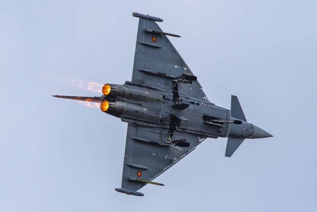 Fachbesuchertag auf ILA Berlin 2026, Berlin, 12.06.2026 Ein Eurofighter Typhoon der spanischen Luftwaffe (Ejercito del Aire) im steilen Steigflug mit gezündetem Nachbrenner. Das Kampfflugzeug zeigt die spanischen Hoheitsabzeichen und ist mit Außenlasten bestückt. Schöneberg Berlin ExpoCenter Airport Brandenburg Deutschland *** Trade visitor day at ILA Berlin 2026, Berlin, 12 06 2026 A Eurofighter Typhoon of the Spanish Air Force Ejercito del Aire in a steep climb with ignited afterburner The fighter aircraft shows the Spanish national insignia and is equipped with external loads Schöneberg Berlin ExpoCenter Airport Brandenburg Germany 20260612-1V9A2712-M4000