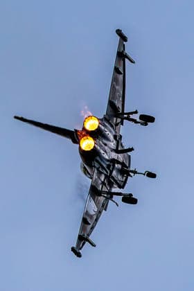 Fachbesuchertag auf ILA Berlin 2026, Berlin, 12.06.2026 Ein spanischer Eurofighter Typhoon zeigt einen steilen Steigflug mit voll aktiviertem Nachbrenner. Beide Triebwerke leuchten intensiv orange-gelb, das Fahrwerk ist noch ausgefahren. Schöneberg Berlin ExpoCenter Airport Brandenburg Deutschland *** Trade visitor day at ILA Berlin 2026, Berlin, 12 06 2026 A Spanish Eurofighter Typhoon shows a steep climb with fully activated afterburner Both engines glow intense orange yellow, the landing gear is still extended Schöneberg Berlin ExpoCenter Airport Brandenburg Germany 20260612-1V9A2724-M4000