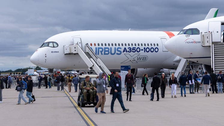 Fachbesuchertag auf ILA Berlin 2026, Berlin, 12.06.2026 Ein Airbus A350-1000 XWB in der Airbus-Hauslivery steht auf dem Ausstellungsvorfeld der ILA Berlin. Zahlreiche Fachbesucher begutachten die Weitrumpf-Maschine bei bedecktem Himmel. Schöneberg Berlin ExpoCenter Airport Brandenburg Deutschland *** Trade visitor day at ILA Berlin 2026, Berlin, 12 06 2026 An Airbus A350 1000 XWB in the Airbus house livery stands on the exhibition apron of ILA Berlin Numerous trade visitors inspect the wide-body aircraft under overcast skies Schöneberg Berlin ExpoCenter Airport Brandenburg Germany 20260612-1V9A2969-M4000