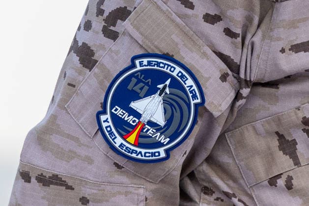 Fachbesuchertag auf ILA Berlin 2026, Berlin, 12.06.2026 Nahaufnahme eines Armelabzeichens auf einer Tarnuniform. Das Patch zeigt das Emblem des Ejercito del Aire y del Espacio - Demo Team Ala 14, der spanischen Luftwaffe, mit einem stilisierten Eurofighter-Kampfjet in den Farben der spanischen Flagge. Schöneberg Berlin ExpoCenter Airport Brandenburg Deutschland *** Trade visitor day at ILA Berlin 2026, Berlin, 12 06 2026 Close-up of a sleeve badge on a camouflage uniform The patch shows the emblem of the Ejercito del Aire y del Espacio Demo Team Ala 14, the Spanish Air Force, with a stylized Eurofighter fighter jet in the colors of the Spanish flag Schöneberg Berlin ExpoCenter Airport Brandenburg Germany 20260612-1V9A2970-M4000