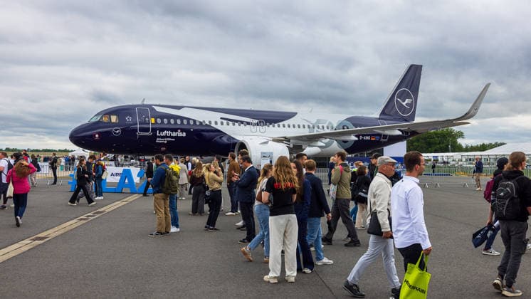 Fachbesuchertag auf ILA Berlin 2026, Berlin, 12.06.2026 Ein Airbus A320neo der Lufthansa (D-AING) in einer Sonderlackierung zum 100-jährigen Jubiläum der Airline steht als Ausstellungsstück auf dem Vorfeld. Zahlreiche Besucher besichtigen die Maschine bei bewoelktem Wetter. Schöneberg Berlin ExpoCenter Airport Brandenburg Deutschland *** Trade visitor day at ILA Berlin 2026, Berlin, 12 06 2026 A Lufthansa D AING Airbus A320neo in a special livery to mark the airlines 100th anniversary is on display on the apron Numerous visitors view the aircraft in cloudy weather Schöneberg Berlin ExpoCenter Airport Brandenburg Germany 20260612-286A9992-M4000