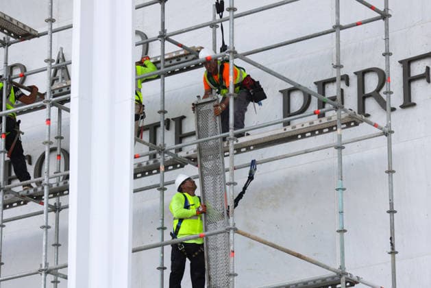 June 12, 2026, Washington, District Of Columbia, USA: Workers construct scaffolding in preparation of the removal of U.S. President Donald Trump s name from facade of the John F. Kennedy Center for the Performing Arts in Washington, D.C. on June 12, 2026. The Trump administration has until the end of the day to remove the Trump name from the building following a court order and a failed appeal by the Kennedy Center board. Washington USA  - ZUMAd227 20260612_znp_d227_005 Copyright: xBryanxDozierx
