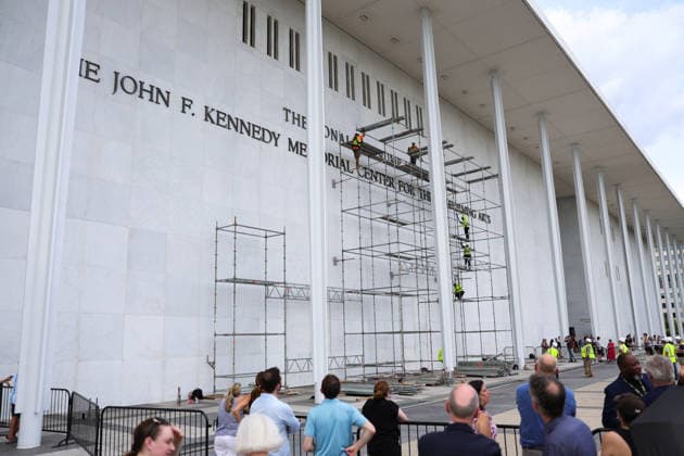 June 12, 2026, Washington, District Of Columbia, USA: A crowd watches as workers construct scaffolding in preparation of the removal of U.S. President Donald Trump s name from facade of the John F. Kennedy Center for the Performing Arts in Washington, D.C. on June 12, 2026. The Trump administration has until the end of the day to remove the Trump name from the building following a court order and a failed appeal by the Kennedy Center board. Washington USA  - ZUMAd227 20260612_znp_d227_007 Copyright: xBryanxDozierx