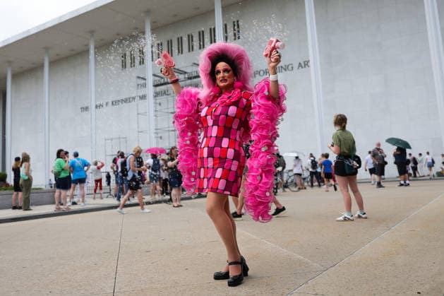 June 12, 2026, Washington, District Of Columbia, USA: An anti-Trump protestor blows bubbles into the air as workers construct scaffolding in preparation of the removal of U.S. President Donald Trump s name from facade of the John F. Kennedy Center for the Performing Arts in Washington, D.C. on June 12, 2026. The Trump administration has until the end of the day to remove the Trump name from the building following a court order and a failed appeal by the Kennedy Center board. Washington USA  - ZUMAd227 20260612_znp_d227_011 Copyright: xBryanxDozierx