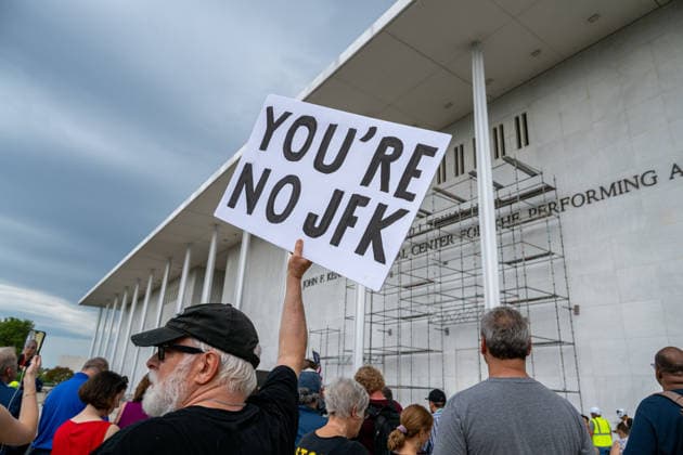 June 12, 2026, Washington, District Of Columbia, USA: Onlookers gather outside the John F. Kennedy Center for the Performing Arts in Washington, D.C., as crews prepare for the planned removal of President Donald Trump s name from the facility following a federal court ruling. Washington USA  - ZUMAk206 20260612_znp_k206_034 Copyright: xMattxKaminskyx