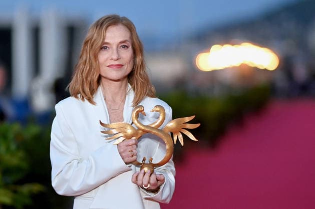 40th Cabourg Film Festival Day 3 FC Isabelle Huppert poses with her honorary Swann award on the red carpet during Day Three of the 40th Cabourg Film Festival on June 12, 2026 in Cabourg, France. Photo by Franck Castel ABACAPRESS.COM Cabourg  Copyright: xCastelxFranck ABACAx
