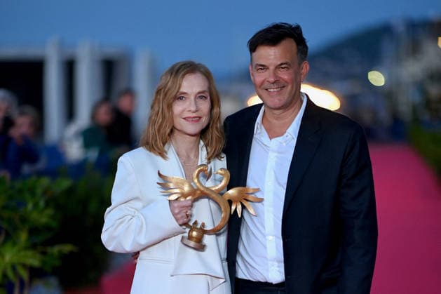 40th Cabourg Film Festival Day 3 FC Isabelle Huppert and François Ozon pose with her honorary Swann award on the red carpet during Day Three of the 40th Cabourg Film Festival on June 12, 2026 in Cabourg, France. Photo by Franck Castel ABACAPRESS.COM Cabourg  Copyright: xCastelxFranck ABACAx