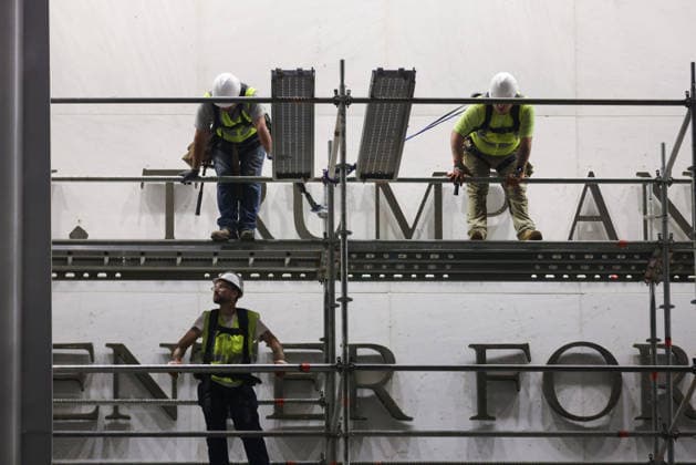 June 13, 2026, Washington, District Of Columbia, USA: Construction workers rest on scaffolding ahead of a planned removal of U.S. President Donald Trump s name from the facade of the John F. Kennedy Center for the Performing Arts in Washington, D.C. on June 13, 2026. The Trump administration was ordered to remove the Trump name from the building following a court order and failed appeals by the Kennedy Center board. As of midnight, the President s name remained on the building. Washington USA  - ZUMAd227 20260613_znp_d227_005 Copyright: xBryanxDozierx