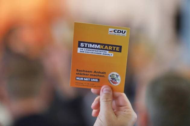 Dessau-Roßlau, Sachsen-Anhalt, Deutschland, 13.06.2026: Veranstaltungszentrum Golf-Park Dessau: 34. Landesparteitag der CDU Sachsen-Anhalt: Teilnehmer hebt bei Abstimmung eine Stimmkarte *** Dessau Roßlau, Saxony-Anhalt, Germany, 13 06 2026 Event Center Golf Park Dessau 34 State Party Conference of the CDU Saxony-Anhalt Participants raise a voting card when voting Copyright: xdtsxNachrichtenagenturx dts_122843