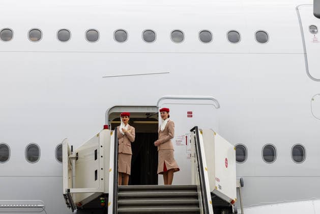 Publikumstag auf ILA Berlin 2026, Berlin, 13.06.2026 Zwei Flugbegleiterinnen von Emirates in charakteristischer Uniform mit roter Muetze empfangen Besucher am Eingang eines Emirates Airbus A380. Die Kabinentuer steht zur Besichtigung offen. Schöneberg Berlin ExpoCenter Airport Brandenburg Deutschland *** Public Day at ILA Berlin 2026, Berlin, 13 06 2026 Two Emirates flight attendants in characteristic uniforms with red caps welcome visitors at the entrance of an Emirates Airbus A380 The cabin door is open for inspection Schöneberg Berlin ExpoCenter Airport Brandenburg Germany 20260613-286A0064-M4000