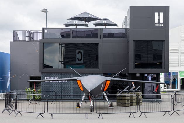 Publikumstag auf ILA Berlin 2026, Berlin, 13.06.2026 Ein unbemanntes Kampfflugzeug (UAV) des Rüstungstechnologieunternehmens Helsing ist vor dem Messestand des Unternehmens ausgestellt. Der Schriftzug Protecting our democracies ist an der Fassade des Pavillons zu lesen. Schöneberg Berlin ExpoCenter Airport Brandenburg Deutschland *** Public Day at ILA Berlin 2026, Berlin, 13 06 2026 An unmanned aerial vehicle (UAV) from defence technology company Helsing is on display in front of the companys stand The words Protecting our democracies can be read on the façade of the pavilion Schöneberg Berlin ExpoCenter Airport Brandenburg Germany 20260613-286A0066-M4000