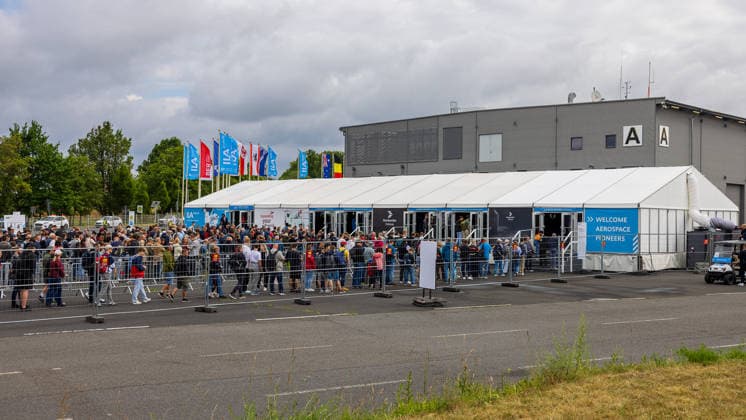 Publikumstag auf ILA Berlin 2026, Berlin, 13.06.2026 Große Besuchermenge wartet vor dem Eingangsbereich der ILA Berlin Air Show. Zahlreiche Besucher stehen in langen Schlangen vor den Einlasstoren. Die Tickets für das Publikumswochenende sind ausverkauft. Schöneberg Berlin ExpoCenter Airport Brandenburg Deutschland *** Public Day at ILA Berlin 2026, Berlin, 13 06 2026 Large crowd of visitors waiting outside the entrance area of the ILA Berlin Air Show Numerous visitors stand in long queues in front of the entrance gates Tickets for the public weekend are sold out Schöneberg Berlin ExpoCenter Airport Brandenburg Germany 20260613-286A0067-M4000