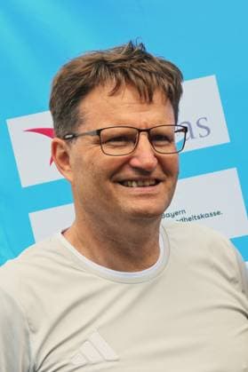 Am Sportzentrum der Universität Regensburg findet im Zeichen von Bewegung, Gesundheit und Prävention die Aktion - Wir bewegen Bayern - statt. Ziel von - Wir bewegen Bayern - ist es, die Besucher für körperliche Aktivität zu begeistern und praktische Impulse für ein gesundes, aktives Leben zu geben. Foto: Prof. Dr. med. Tobias Pukrop, deutscher Arzt und Krebsforscher. Er arbeitet als Leitender Oberarzt für Innere Medizin am Universitätsklinikum Regensburg - kurz UKR. Dort leitet er den Bereich der Onkologie. *** The We Move Bavaria campaign is taking place at the University of Regensburgs sports center in the spirit of exercise, health and prevention The aim of We Move Bavaria is to inspire visitors to be physically active and provi