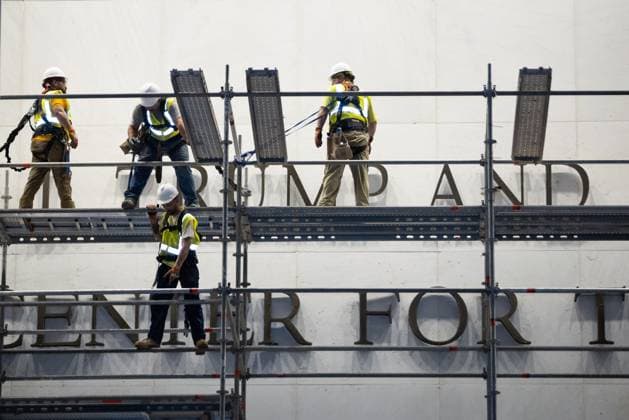 WASHINGTON, DC, USA - JUNE 13: Hundreds of people watch crews prepare to remove U.S. President Donald Trump™s name from the John F. Kennedy Memorial Center for the Performing Arts in the early hours of the morning, well after the deadline set by a federal judge. Trump added his name to the Center in December, 2025, but a federal judge ruled the addition a violation of the statute that created the Center as a memorial to President John F. Kennedy. Washington, DC DC United States of America Copyright: x xAllisonxBaileyx xJNAxPressx