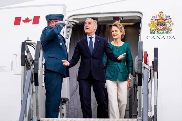 News Bilder des Tages June 13, 2026, Dublin, Ireland: Prime Minister Mark Carney and Diana Fox Carney arrives in Dublin, Ireland, on Saturday, June 13, 2026. Dublin Ireland  - ZUMAc35_ 20260613_zaf_c35_001 Copyright: xChristopherxKatsarovx