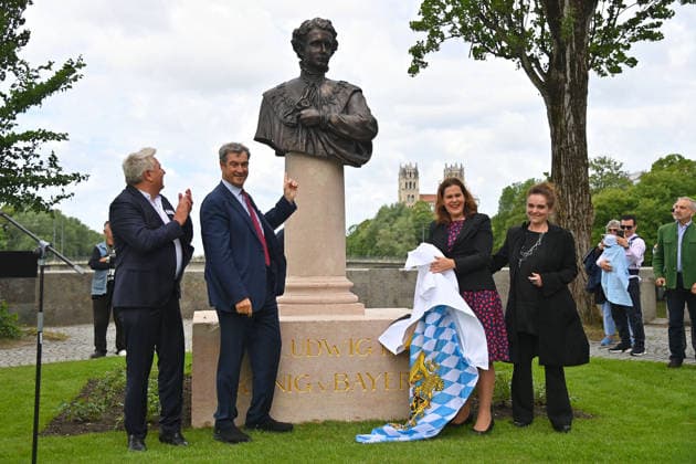 v.li:Dietmar HOLZAPFEL (Hotel-und Gastwirt der DEUTSCHEN EICHE), Ministerpraesident Dr. Markus Soeder , Buergermeisterin Verena Dietl , Dr.-Ing. Jeanne- Marie Ehbauer bei der Einweihung des neuen Ludwig II.-Denkmals auf der Bastion der Corneliusbruecke am 13.06.2026 in Muenchen. *** from left Dietmar HOLZAPFEL Hotel and innkeeper of the DEUTSCHE EICHE , State Premier Dr. Markus Soeder , Mayor Verena Dietl , Dr Ing Jeanne Marie Ehbauer at the inauguration of the new Ludwig II monument on the bastion of the Cornelius Bridge on 13 06 2026 in Munich