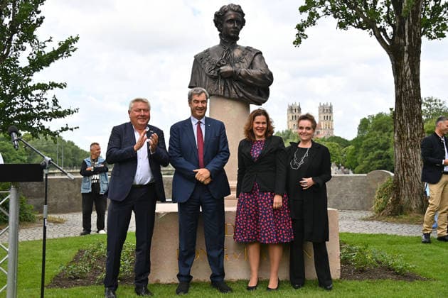 v.li:Dietmar HOLZAPFEL (Hotel-und Gastwirt der DEUTSCHEN EICHE), Ministerpraesident Dr. Markus Soeder , Buergermeisterin Verena Dietl , Dr.-Ing. Jeanne- Marie Ehbauer bei der Einweihung des neuen Ludwig II.-Denkmals auf der Bastion der Corneliusbruecke am 13.06.2026 in Muenchen. *** from left Dietmar HOLZAPFEL Hotel and innkeeper of the DEUTSCHE EICHE , State Premier Dr. Markus Soeder , Mayor Verena Dietl , Dr Ing Jeanne Marie Ehbauer at the inauguration of the new Ludwig II monument on the bastion of the Cornelius Bridge on 13 06 2026 in Munich