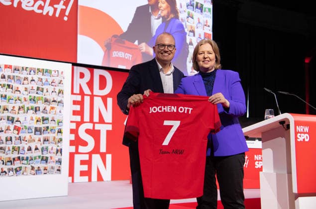 Baerbel BAS, Bärbel, Bundesarbeitsministerin, SPD-Bundesvorsitzende, bei ihrer Rede ueberreicht ein Trikot mit der Nummer 7 an Jochen OTT, SPD Fraktionsvorsitzender im Landtag NRW, designierter Spitzendkandidat fuer die Landtagswahl 2027, (Jochen Ott will der siebte SPD Ministerpraesident in NRW werden) Landesdeligiertenkonferenz der NRWSPD, SPD Nordrhein-Westfalen in Duesseldorf am 13.06.2026, *** Baerbel BAS, Bärbel, Federal Minister of Labor, SPD Federal Chairwoman, during her speech, hands over a jersey with the number 7 to Jochen OTT, SPD parliamentary group leader in the NRW state parliament, designated top candidate for the 2027 state elections, Jochen Ott wants to become the seventh SPD state premier in NRW State delegates con
